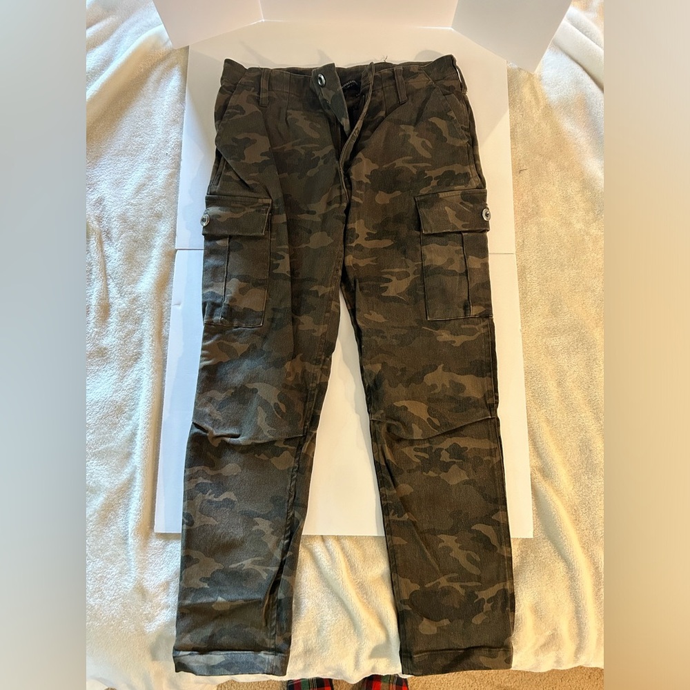 Cute thick camp pants cargo style and stretchy!! Size M